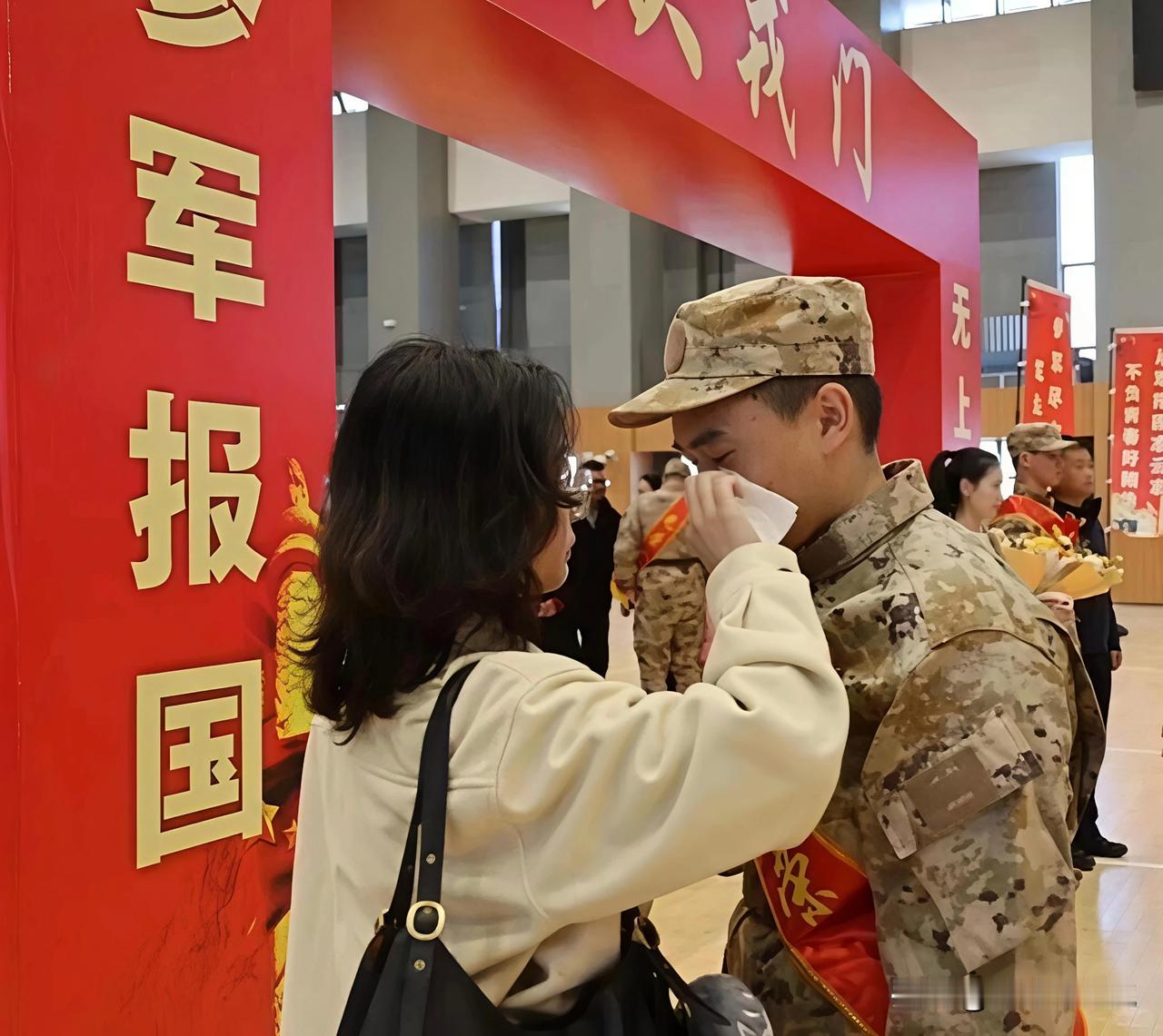 想读军校的家长注意！这6所“低分进名校”的军校，毕业带军籍还发补贴！高考录取通