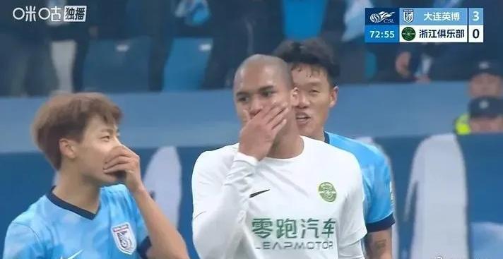 中超捂嘴名场面来啦！“李镇全效应来啦！中超从此进入捂嘴时代”，哈哈哈！笑死人了，