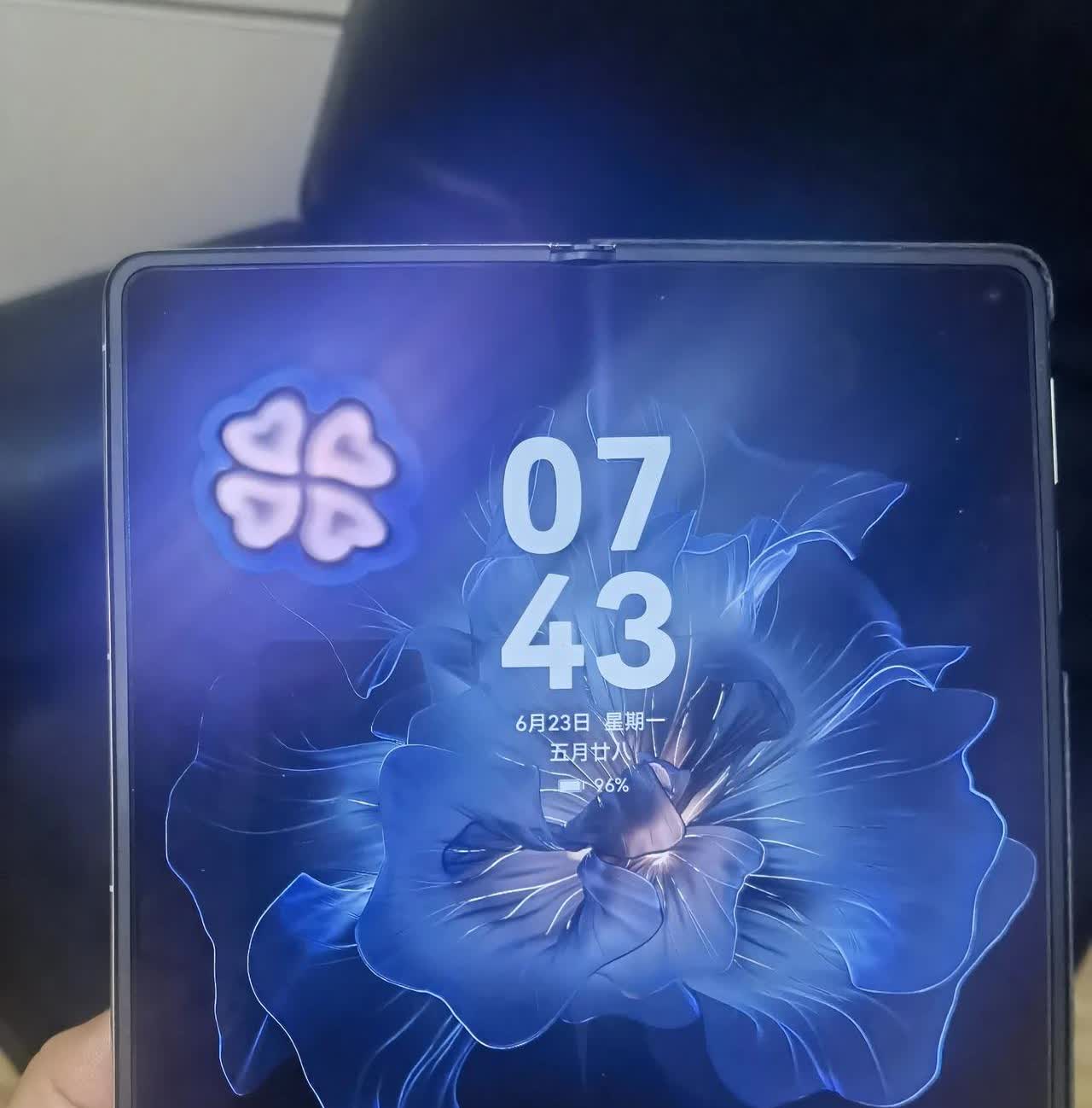 华为手机挺好用的，如果价格再降低一些就更好了。孩子花13999元买了