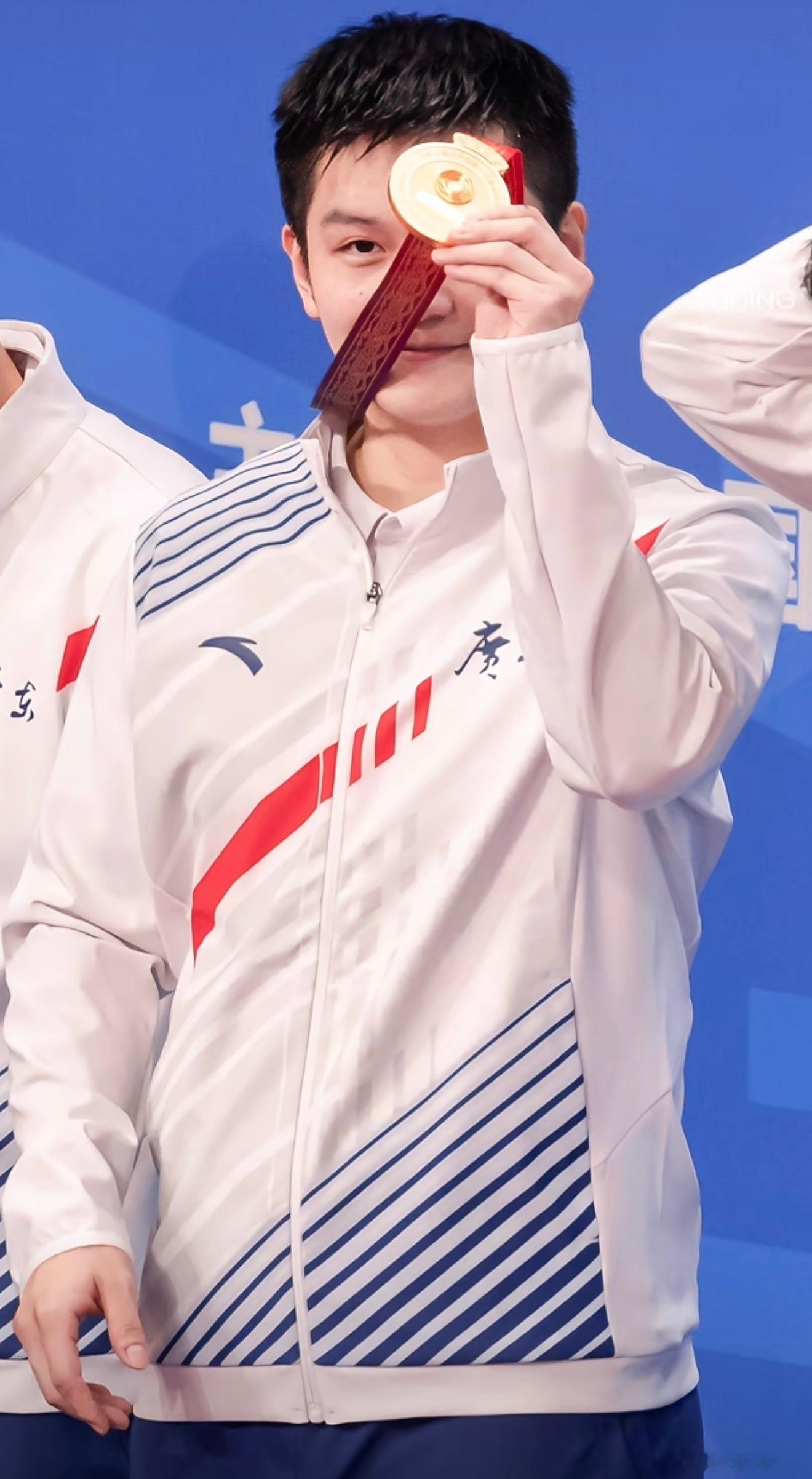 东：看看我的大金牌大奖杯！都是我一个人滴樊振东