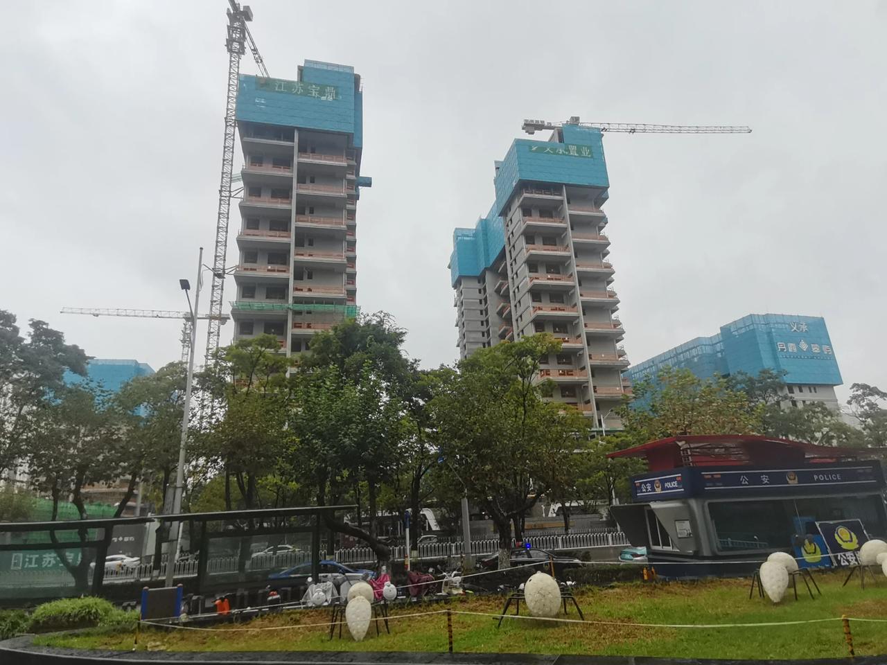 这个房子是在昆明一环内靠近地铁站附近，边上有昆明第一的网红农贸市场彖新农贸市场