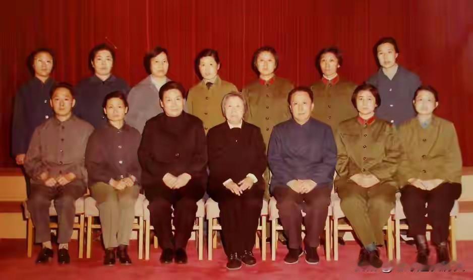这张1976年摄于305医院的合影，定格了特殊岁月里的温情瞬间。画面中央端坐的