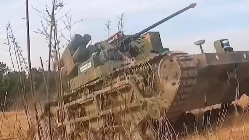 新型无人战车，火力配置很多样：1门30毫米机关炮+1挺7.62毫米机枪+4枚“红