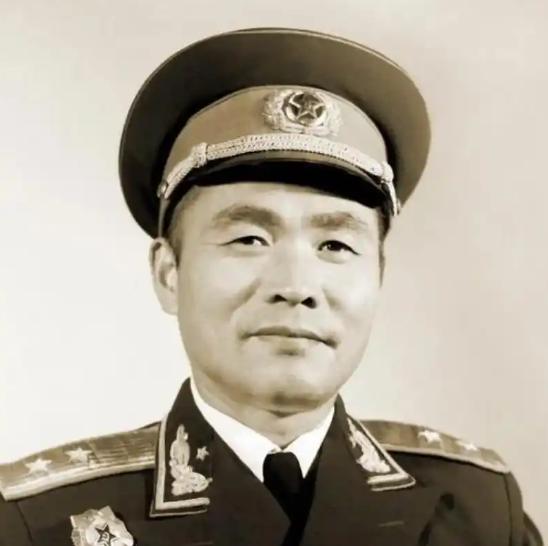 1985年，72岁的开国中将杜义德，主动把正在空军服役的小儿子杜伟调到陆军野战部