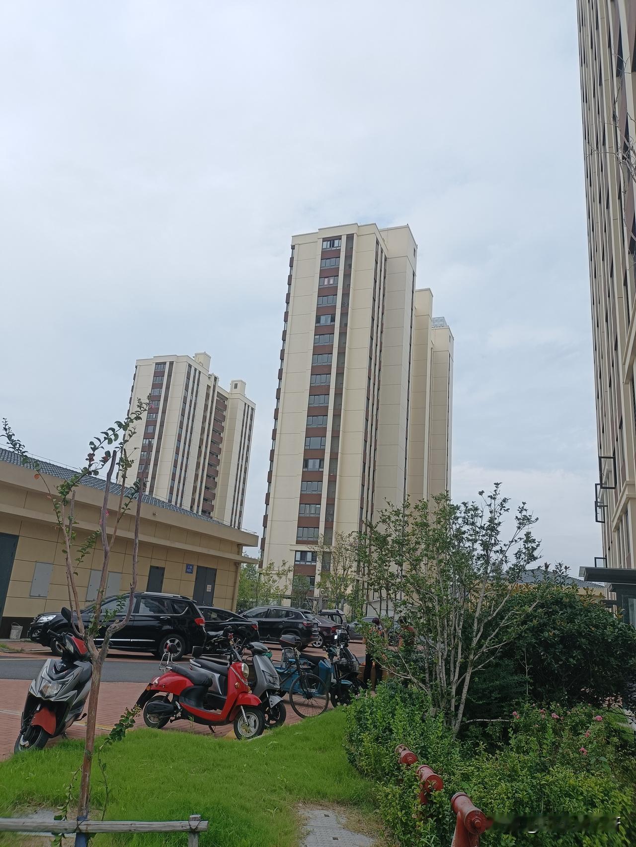 各位宝贝们你们说搬家收的礼钱是给婆婆拿着比较好还是自己收着比较好国庆