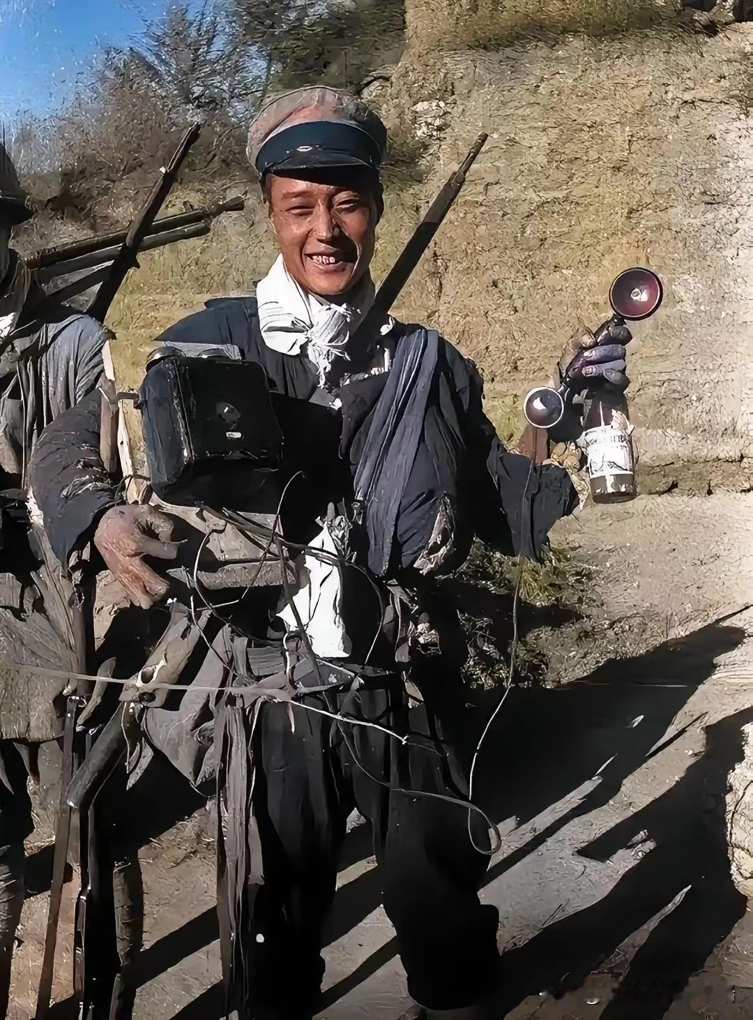 想象一下，在抗日战争那艰苦的岁月里，这位战士刚结束战斗，满脸兴奋地展示着从日军那