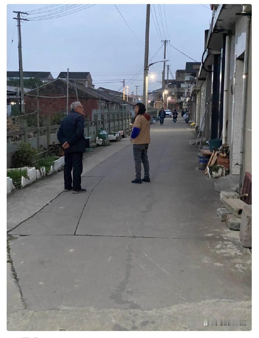 现在有的女人都不要脸只要给钱年纪大小都可以有些女人为了钱，会主动和路人搭