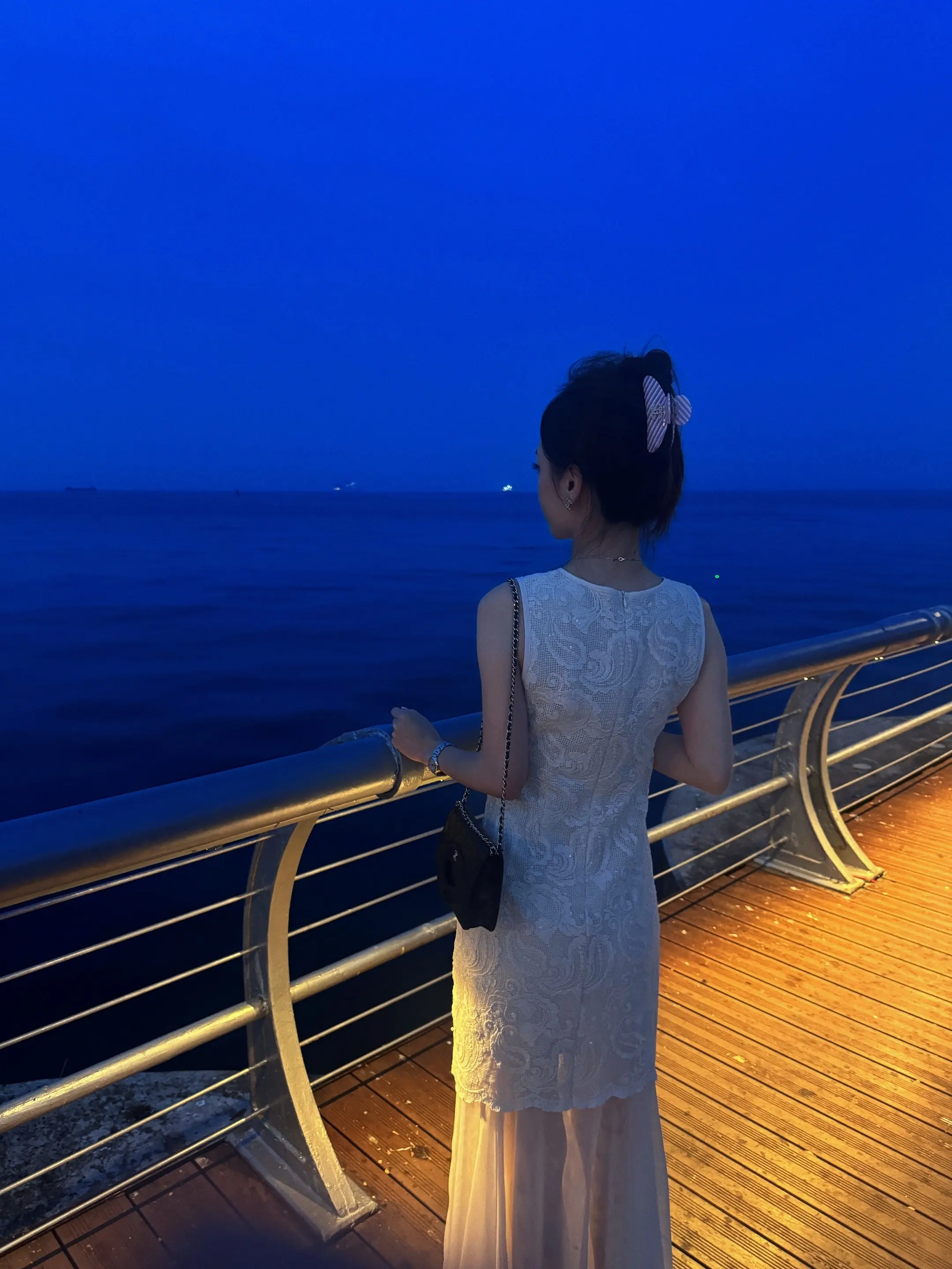 “天在将黑未黑时最美，爱在将爱未爱时最迷人”