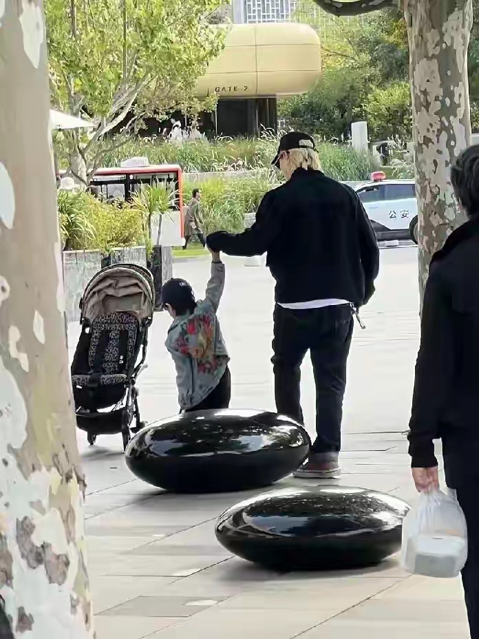 阿那亚偶遇李承铉带娃，蹦蹦跳跳牵着儿子，网友：戚薇嫁对人了​​​