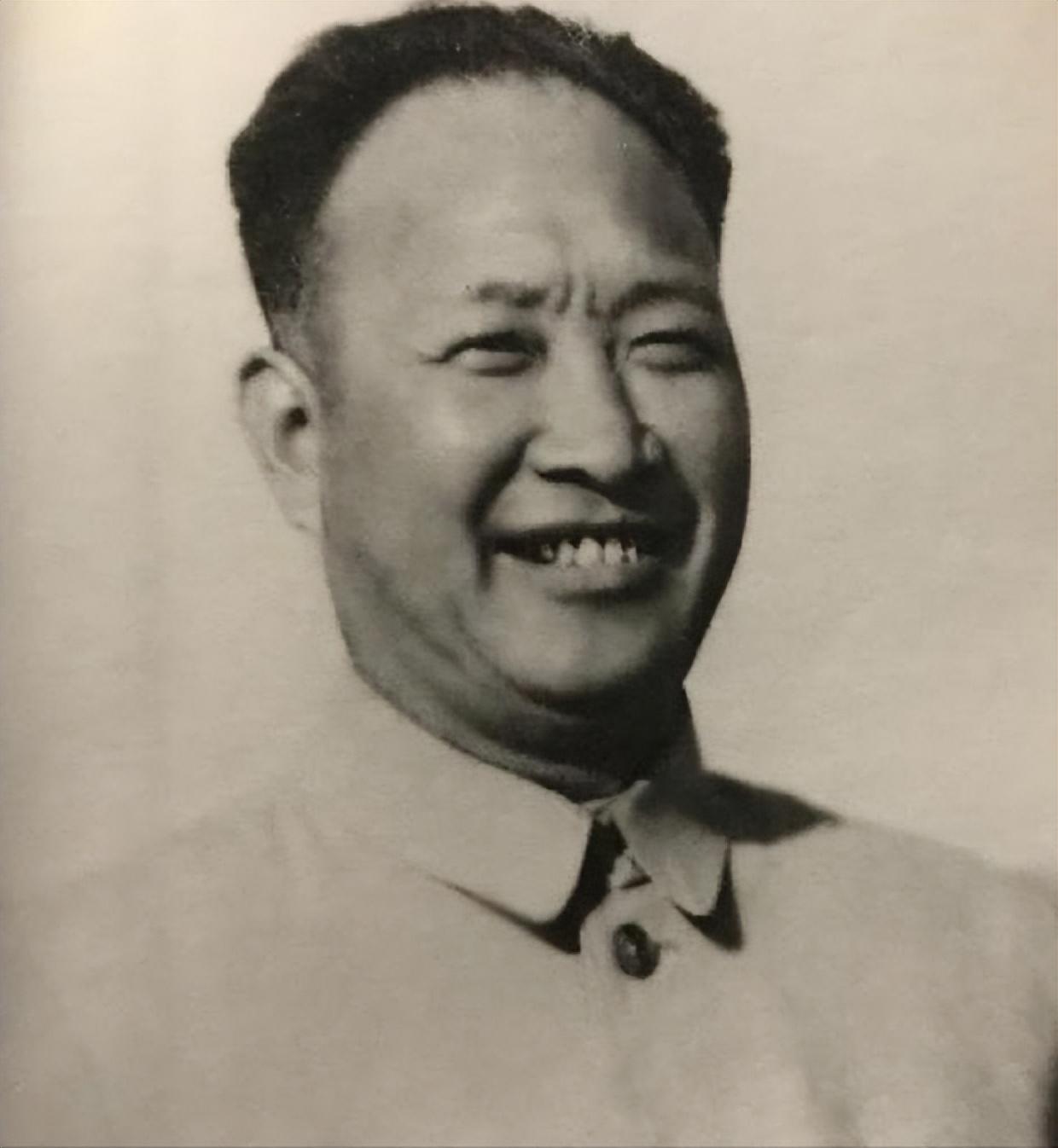 抗战期间，一炊事员偷偷在朱老总的饭菜中下毒，结果被民兵队长逮个正着，当众人都决定