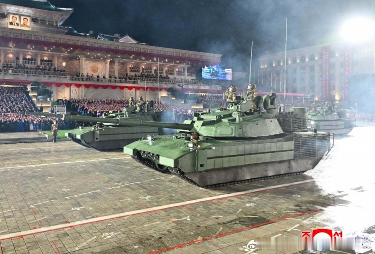 朝鲜阅兵显示天马-2型主战坦克已装备主动防护系统，炮塔四周集成了雷达天线阵列朝鲜