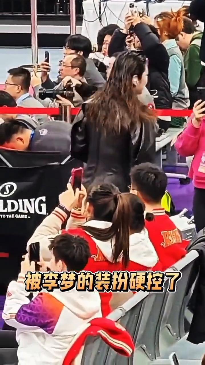 李梦这穿着打扮第一次见，被李梦的装扮硬控了。