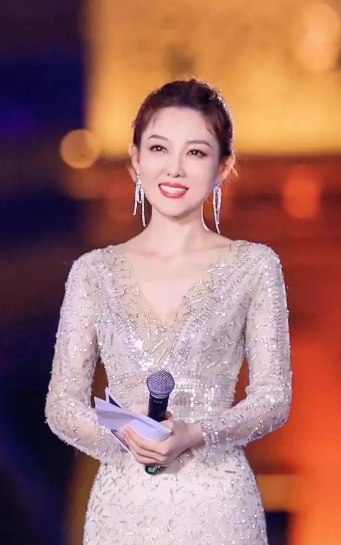 郭玮，中国内地极具亲和力的女主持人。她面容温润如玉，气质优雅动人，一颦一笑间尽显