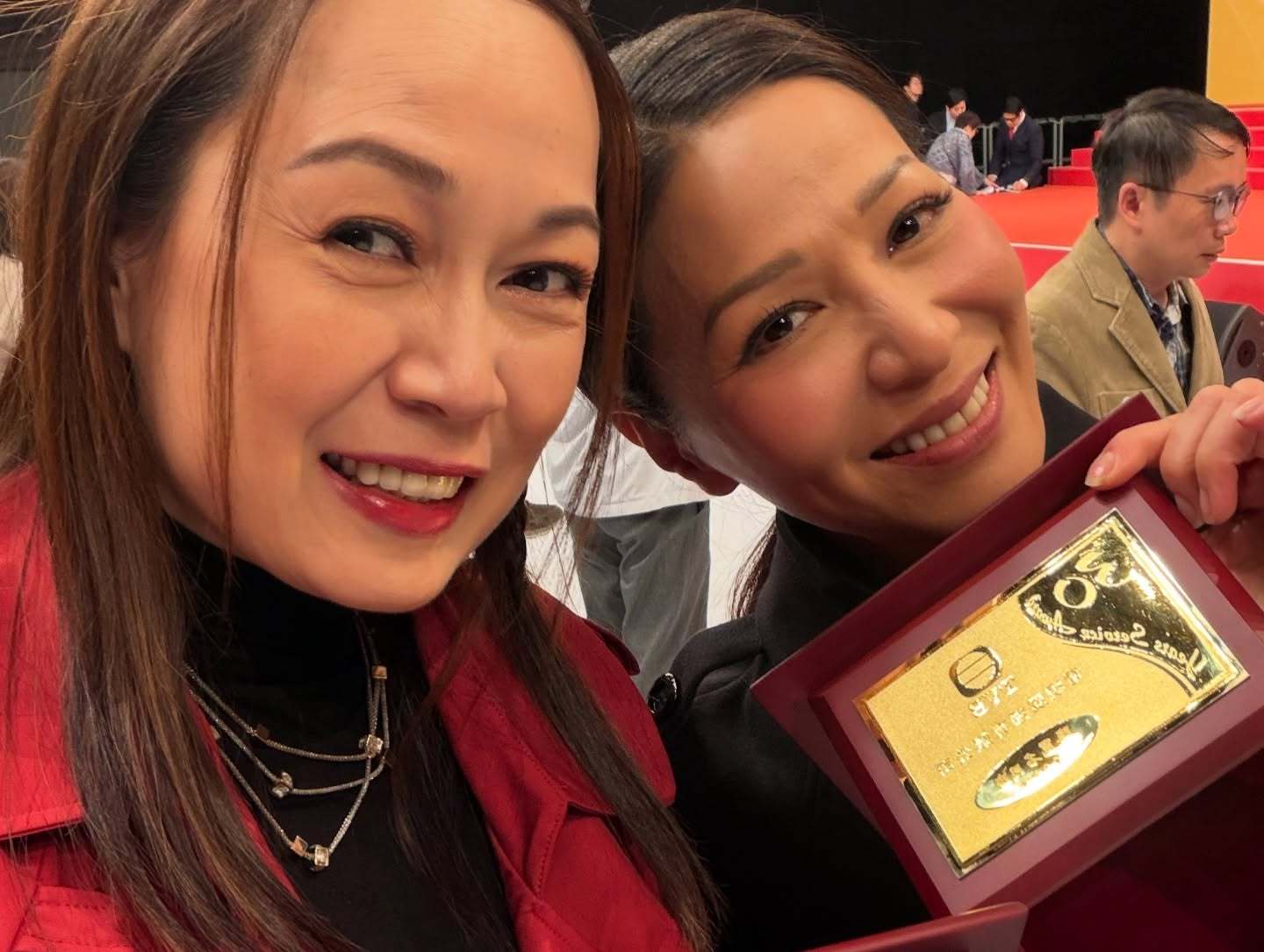 滕丽名：30年是什么概念？是陪伴大家成长每个阶段是一个漫长又幸福的过程。跨年电影