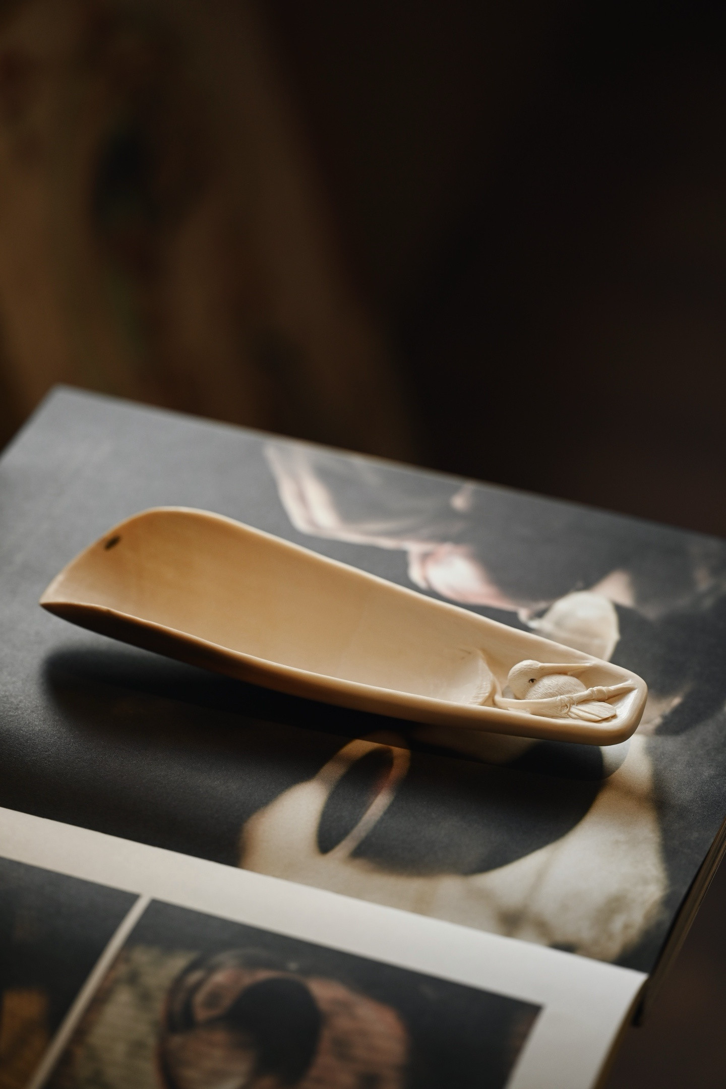 猛犸|瑞鸟清趣茶则取料细润，造型雅致，雕刻荷叶亭亭，瑞鸟生动形象，香溢满池