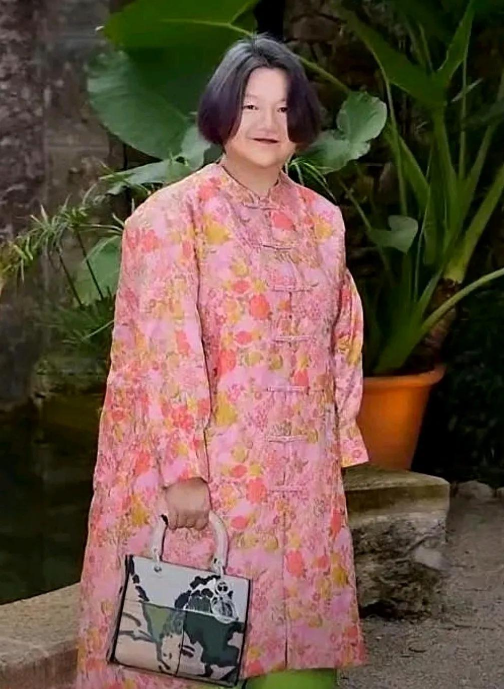 作为时尚界的大咖，洪晃2006年曾获得“中国十大魅力女人”称号，2012年入选“
