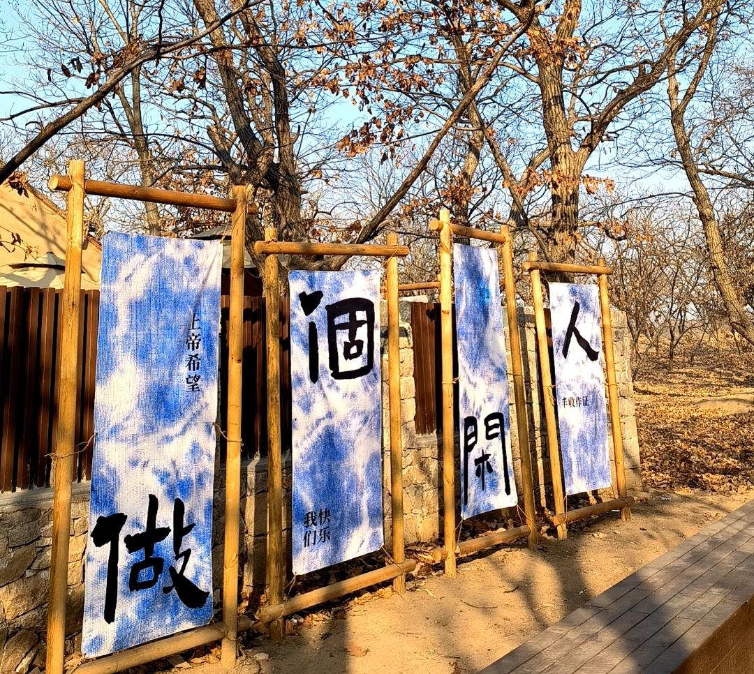 细心的朋友说，现在很多大饭店都在上门口摆摊。卖那些做好的价格比较低的菜。以前那