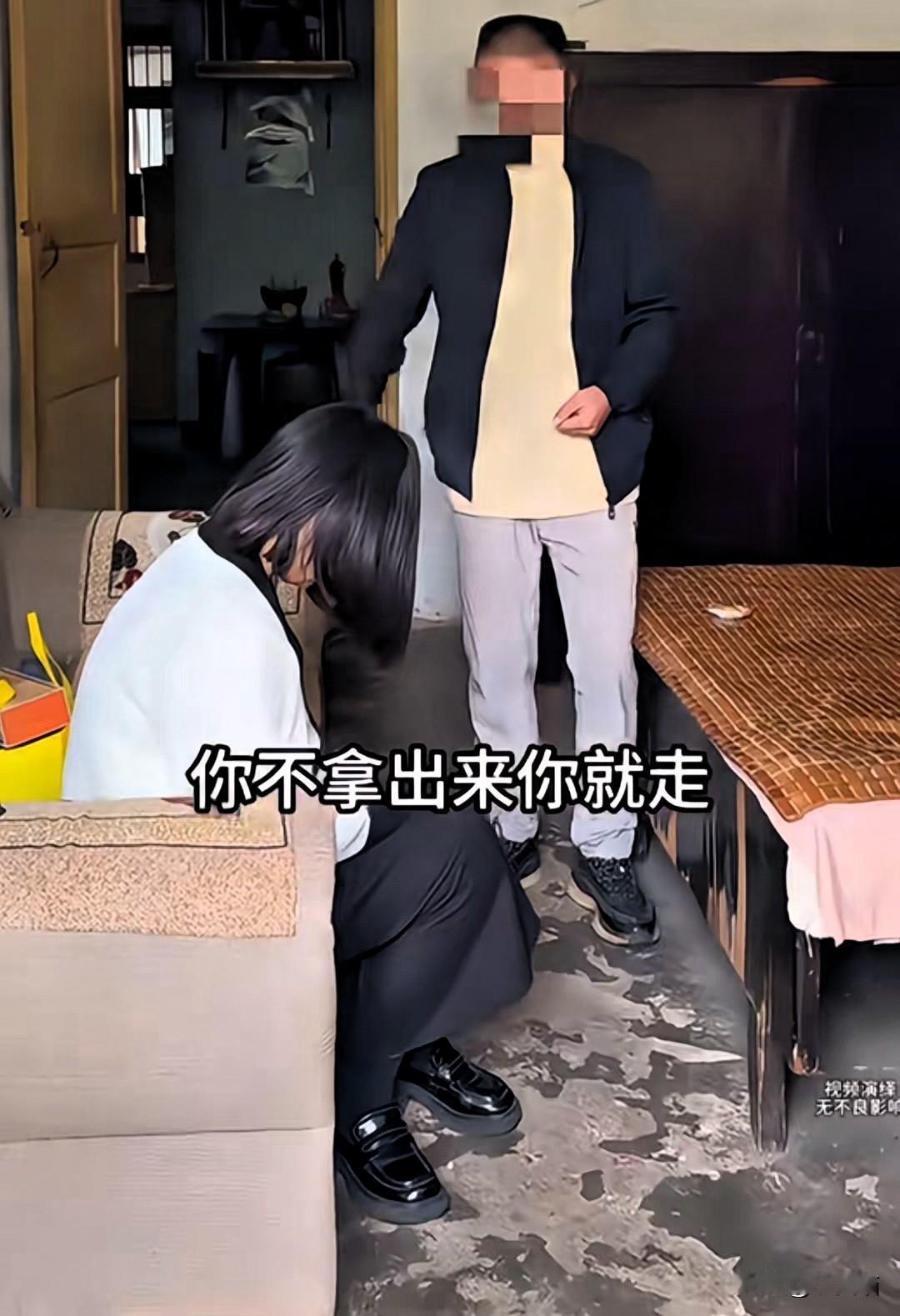 这父亲的操作真让人窒息！女儿离婚分到30万保命钱，他居然逼着想拿去给儿子买房