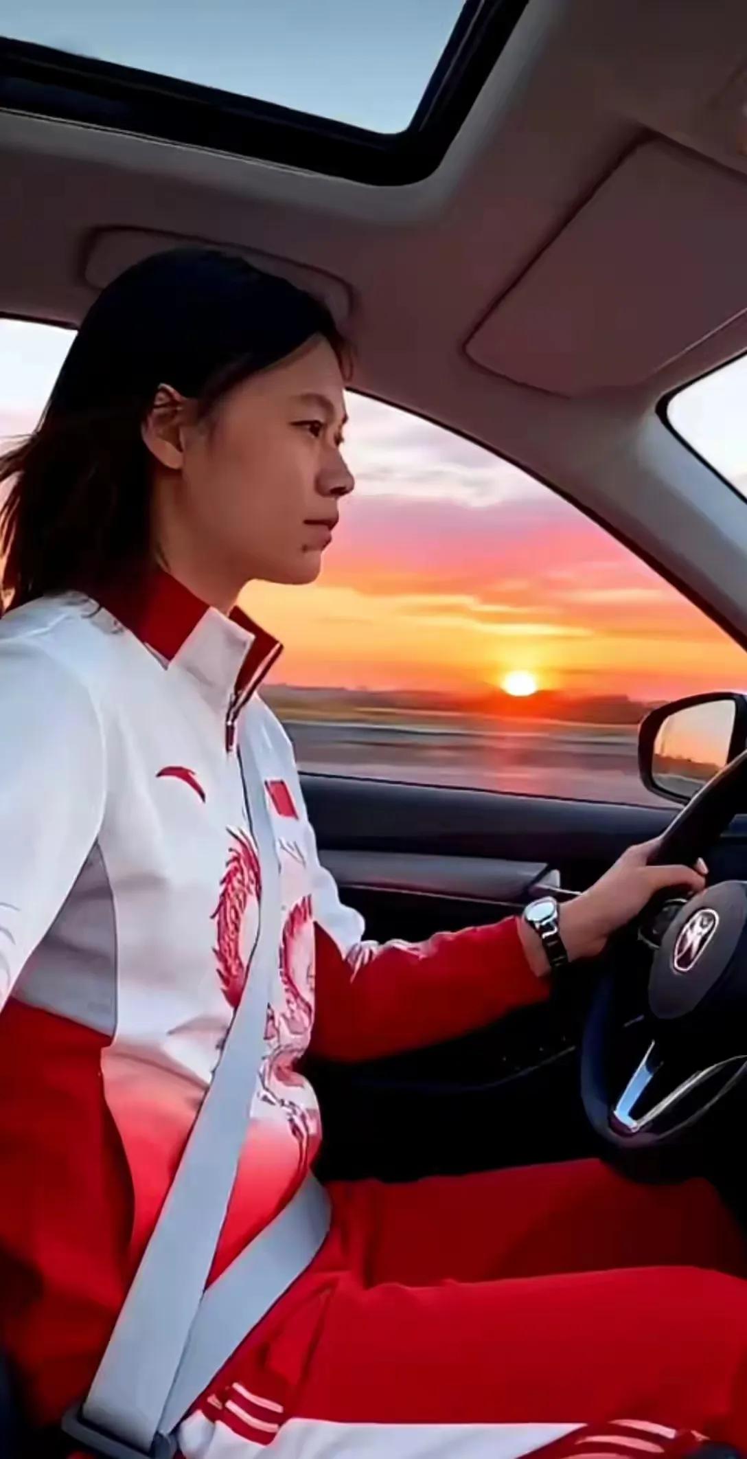 全红婵这是要去哪里呀，今年18岁的全宝宝，的确是符合开车的年龄了。看看她手握方