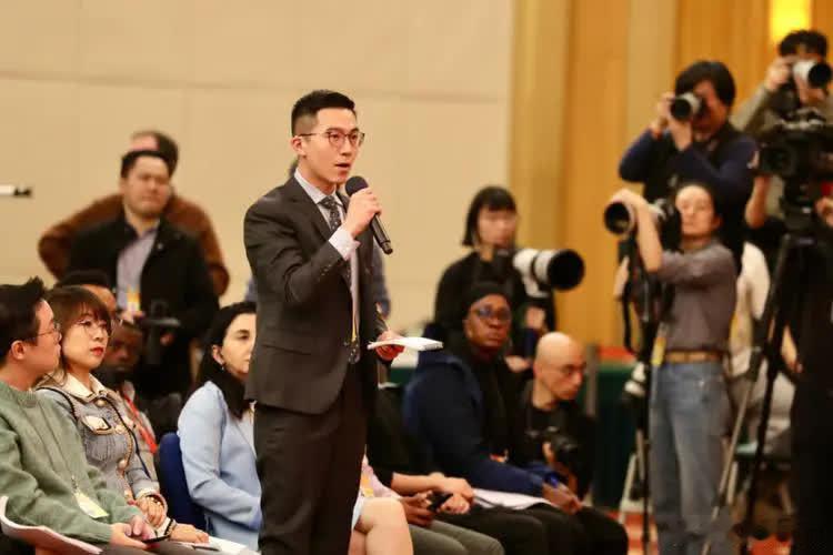 匈牙利总理欧尔班昨天说了句很重的话，在欧盟内部炸开了锅。他对着媒体直接说，西方已