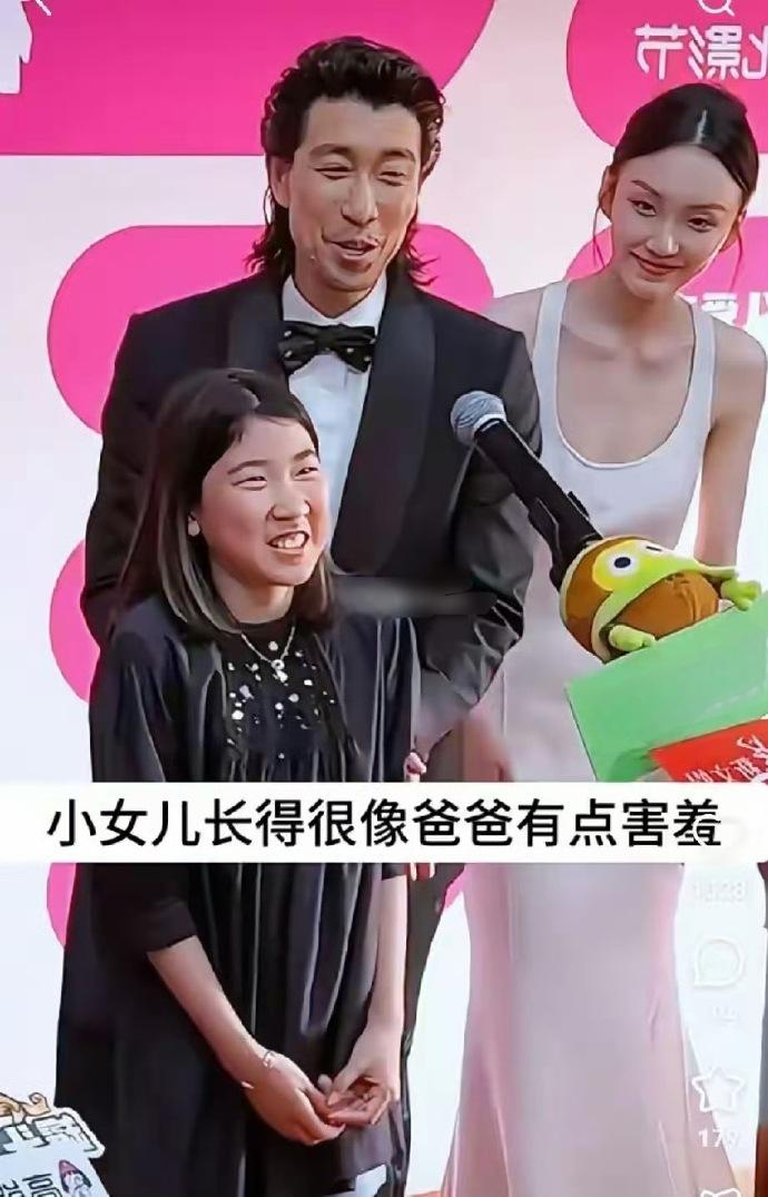 王千源当年娶了一个大美人，所有人都盼着他们将来的孩子能遗传他媳妇的好长相，没想到