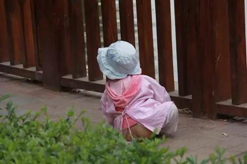 2岁宝宝屁股上长红疹, 妈妈送医后, 医生: 大冬天你穿开裆裤试试