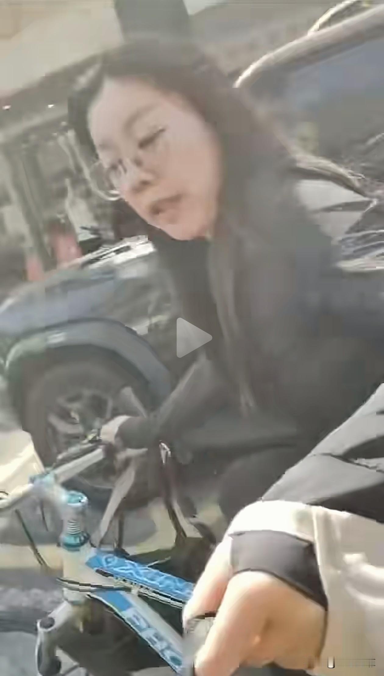 一女子进店偷拿外卖后骑车逃跑，外卖小哥追上还不理，看要逼停才还。最后女子轻飘飘一