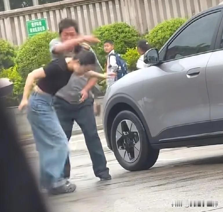 福建女司机脚踹保安，明明是保安太恶心，很多人还站他是不是有问题？我把视频