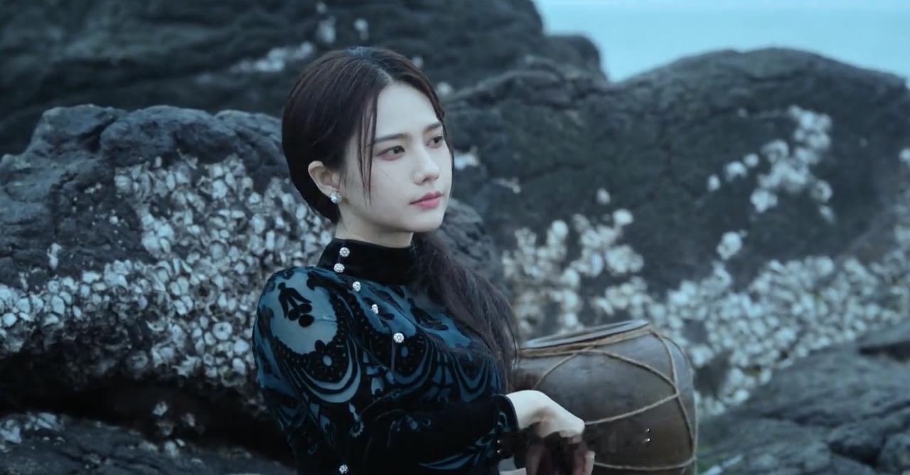 月上十三是一个全女组织，已知有张海琪，梁湾，沈芊钰。《盗墓笔记》天下第二陵里
