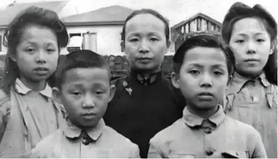 上海解放后，抗日英雄谢晋元遗孀带着4个儿女流落街头、走投无路，抱着试一试的心态，