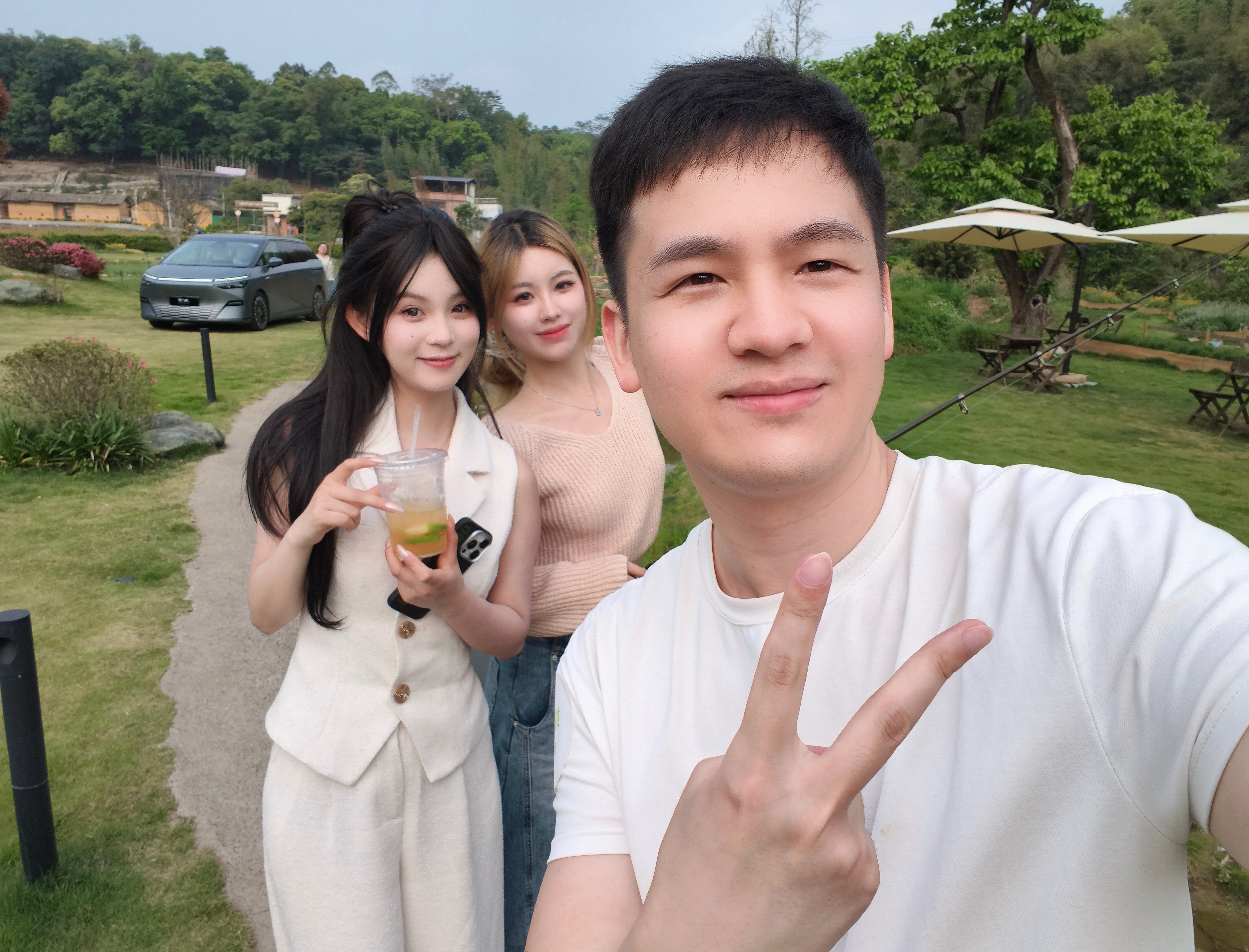 来广州看看2025款小鹏X9重新定义舒适，结果偶遇两位美女，还被拍到一张忧郁照，