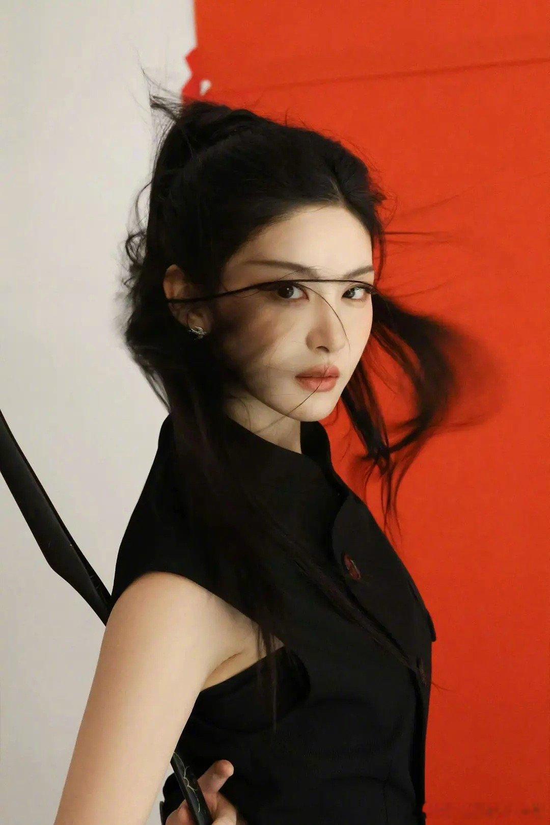 来认人，这是谁？我第一眼真的以为是宁艺卓​​​