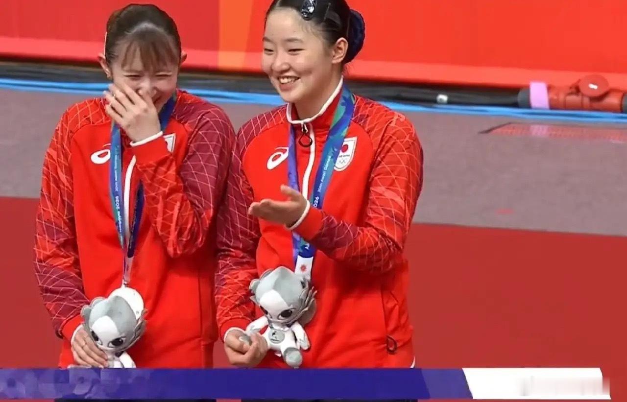 笑死我了！亚运会女双颁奖仪式，决赛输球获得银牌的早田希娜竟然笑得合不拢嘴，直到张本美和提醒才收敛，而