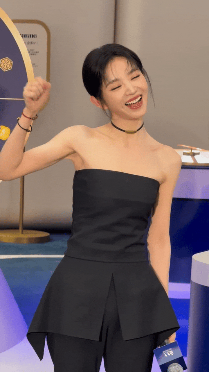 田曦薇这小身板娇小可爱又性感，笑起来真的很甜！