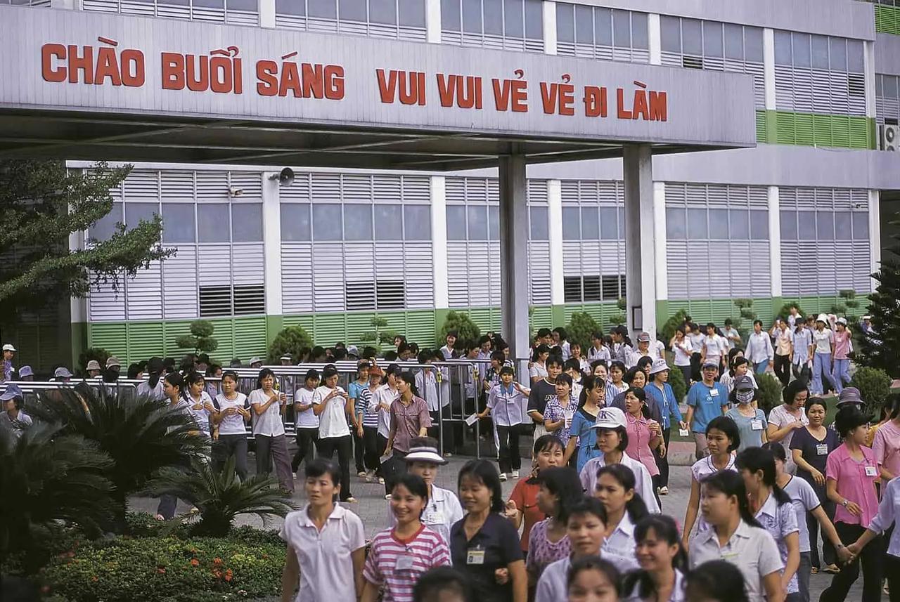 越南又一大型服装厂倒闭，2600余工人将失业。12月25日，越南胡志明市出口