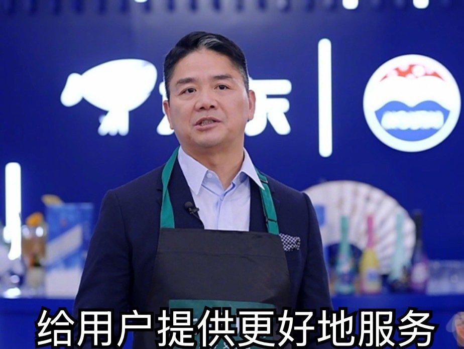 （站在灶台前反复调整围裙带子，手指无意识摩挲着直播提示卡边缘）这直播炒菜可比当年