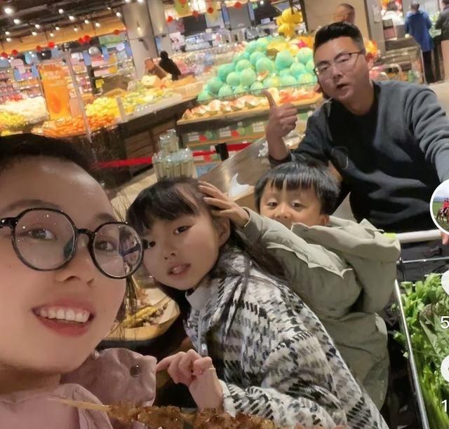 郭威坦言和家人产生隔阂的根源就在这里。他说大伙儿都纳闷儿,明明知道自己身世真相了