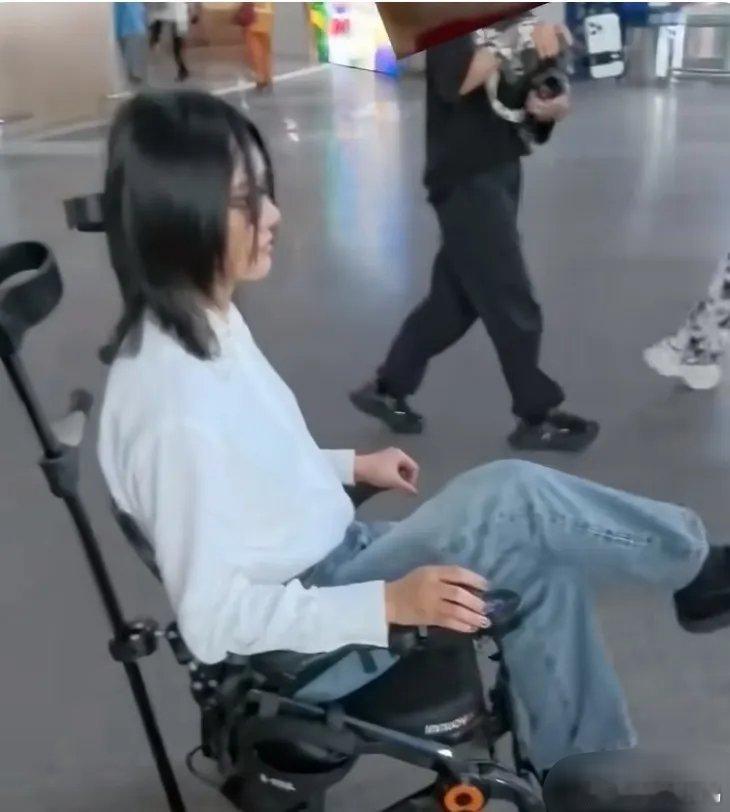 尚雯婕脚崴了，在机场坐轮椅翘二郎腿不改！​​​