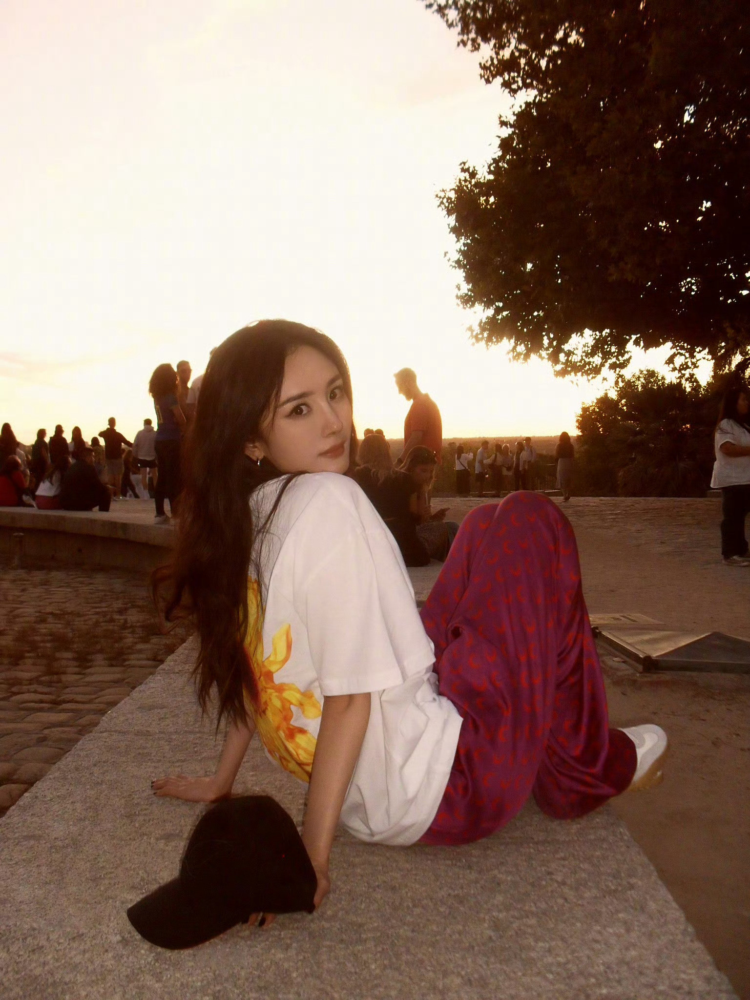 杨幂ym杨幂夕阳把天空染成橘子汽水色，发丝被风偷偷吻过每一帧都是自然滤镜，把温