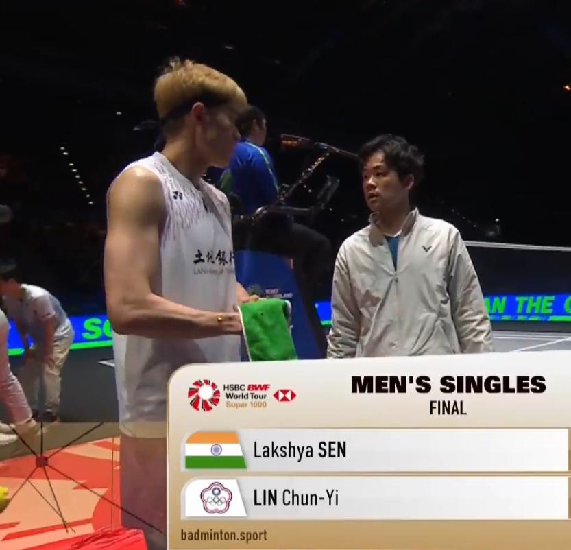 懂了没？林俊易的教练是原来戴资颖的教练。刚刚，全英公开赛的男单决赛打得非常精彩