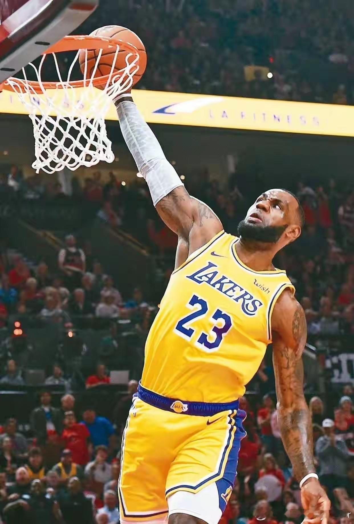 湖人输给雷霆，真的不怪詹姆斯！拿到20分，全队第一；送出10次助攻，全队第一；还