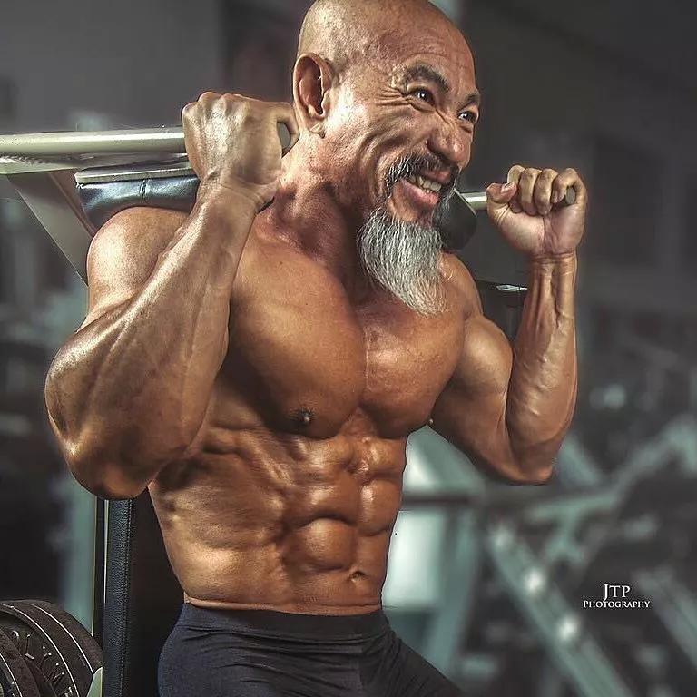 健身没毛用? 看54岁中年大叔如何实力打脸小鲜肉!