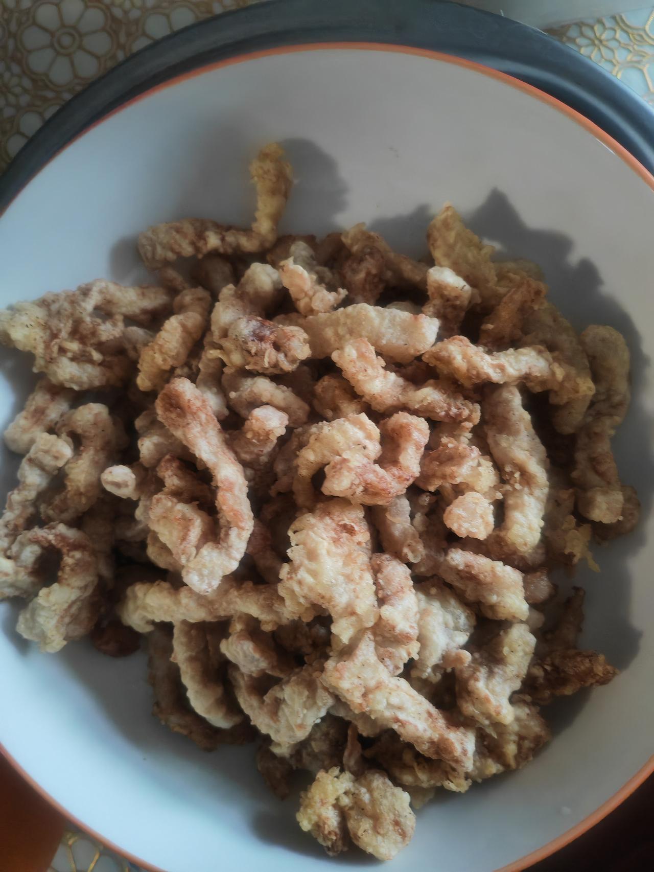 春节第一次在家里炸年货，虽然有点累，心里却很高兴！