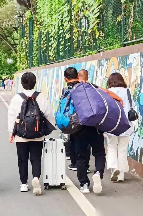每代人上大学区别：70后入大学：自带铺盖80后入大学：简单行囊90后入大学：一箱