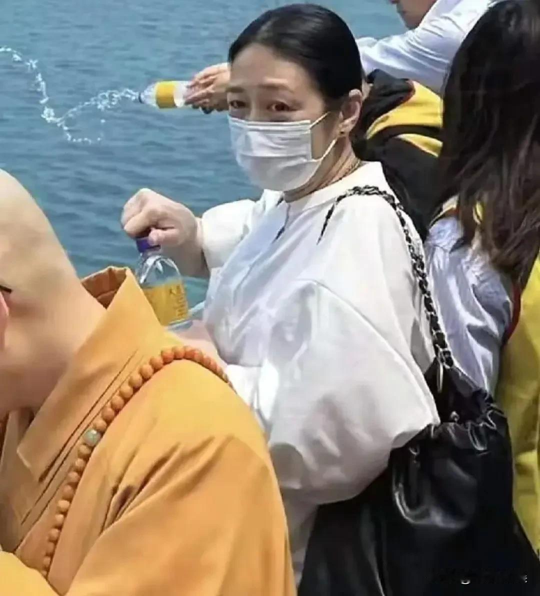 刘德华的老婆朱丽倩，现身香港海边参加佛寺法会活动。60岁的她，穿着一件白色衬衫