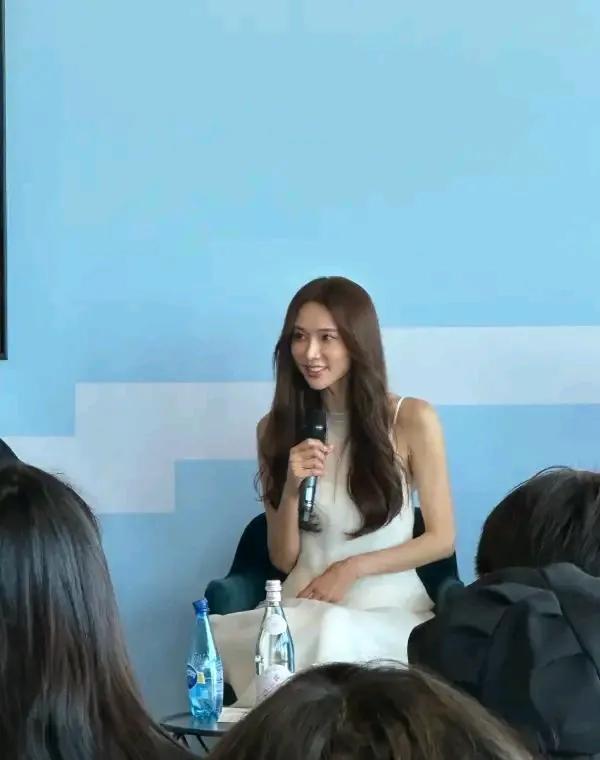 一方水土养育一方人，林志玲姐姐嫁到日本似乎人的气质都温柔谦逊了不少，被日本女人同