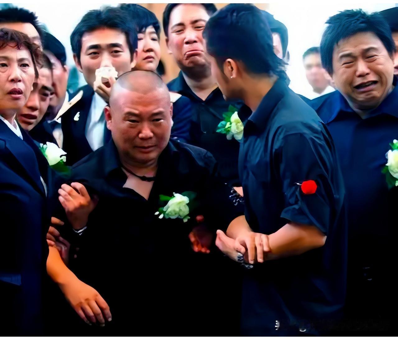这是二零零七年相声名家侯耀文先生因病在北京去世时他的爱徒郭德纲前来送别恩师时留下