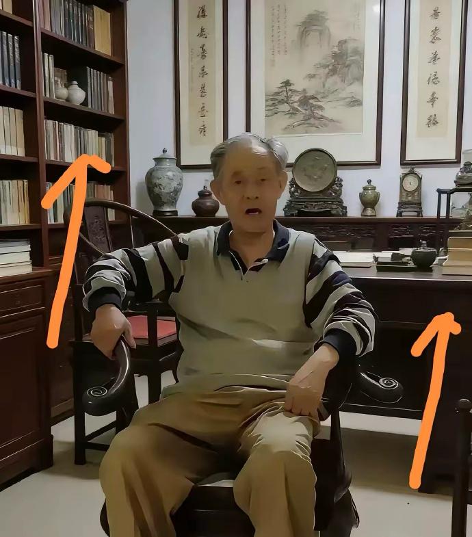 周作人曾写过一个小故事：绍兴都亭桥下有家棺材铺，没挂招牌，却兼卖肉粥。这种“棺材