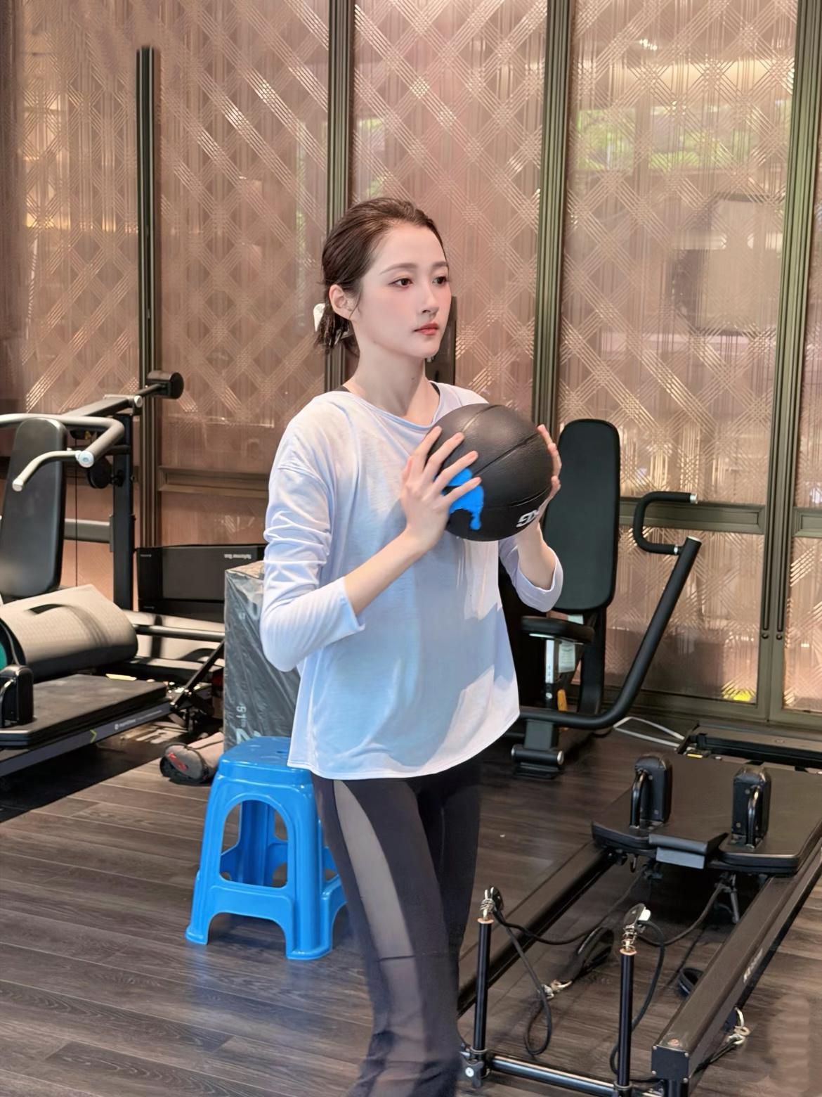 关晓彤gxt关晓彤千里江山图gxt关晓彤董慧文“用你那枯萎玫瑰的爱意生生野