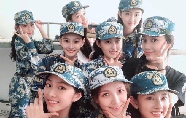 迷彩服的宋祖儿，颜值也是逆天了，这样的颜值很难不被发现吧，内娱有张辨识度的脸也是